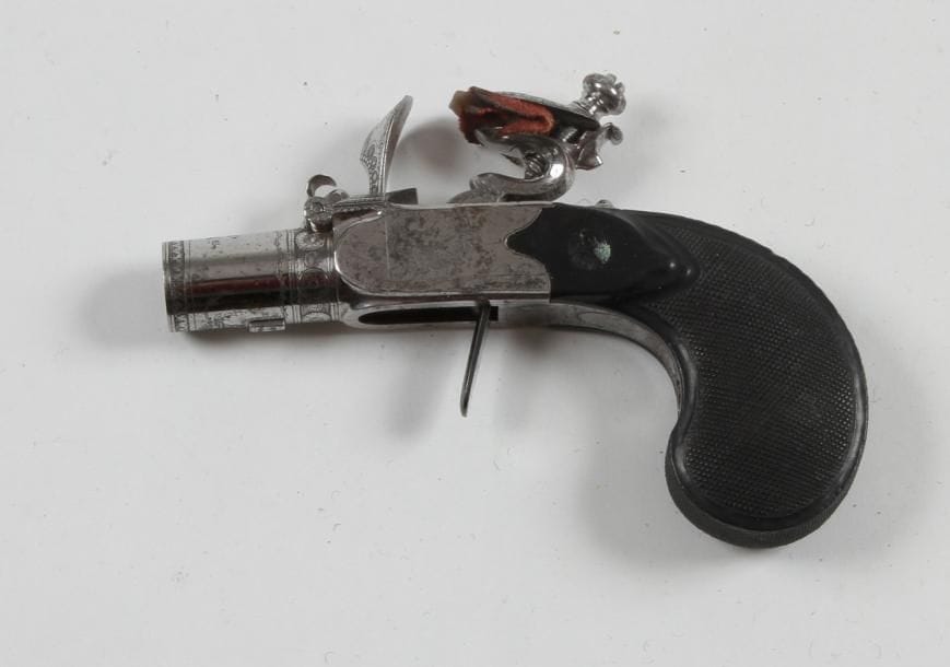 Petit pistolet à coffre à silex de Boutet.
Court canon rond, à balle forcée, gravé «Manufre à Versailles», urne fleurie et frises de fleurs et feuillages. Chien et couvre-bassinet gravés en suite. Coffre gravé (usure). Détente rentrante. Crosse en ébène finement quadrillée.
B.E. Époque Consulat/Premier Empire