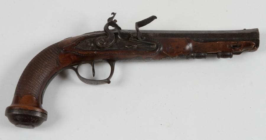 Pistolet d'arçon à silex.
Canon à pans légèrement tromblonné à la bouche. Platine et chien col de cygne à corps plat. Garnitures en fer découpé ciselé. Crosse en noyer ciselé et quadrillé, pièce de pouce en argent.
E.M. Époque Premier Empire (Oxydation, manque au fût, ainsi que la mâchoire et la vis supérieure du chien et la baguette)