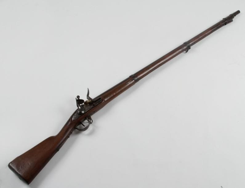 Fusil d'infanterie 1777 - An IX.
Canon rond à pans au tonnerre. Platine marquée «C.S.» et «de St Etienne» et chiens à corps rond.
Long.: 152 cm
Garnitures en fer.
E.M. (Manque la baguette)