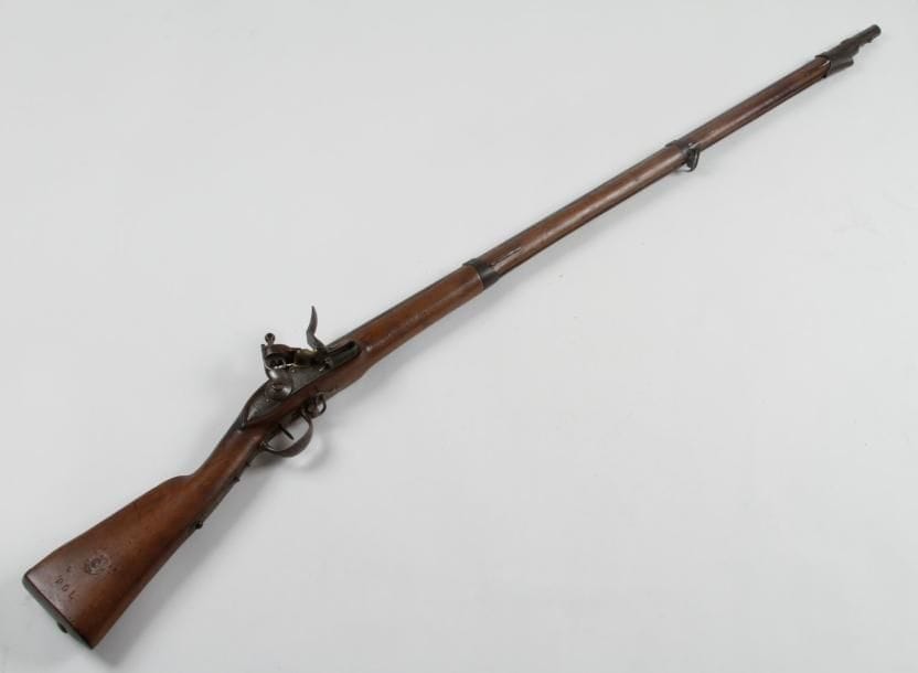 Fusil d'infanterie An IX pour la Garde nationale.
Canon rond à méplats au tonnerre daté 1819. Platine signée «St Etienne Manufre Royale» et chiens à corps rond. Garnitures en fer. Crosse en noyer avec cachet daté 1819 marqué PDL.
Long.: 152 cm
A.B.E