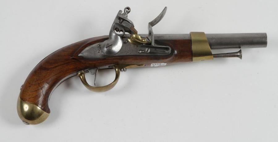 Pistolet d'arçon modèle An XIII.
Canon rond à méplats au tonnerre, frappé 1813. Queue de culasse marquée Mle An 9. Platine gravée «Maubeuge Manufre Imple». Garnitures en laiton poinçonné. Crosse en noyer avec beaux marquages. Baguette en fer.
T.B.E