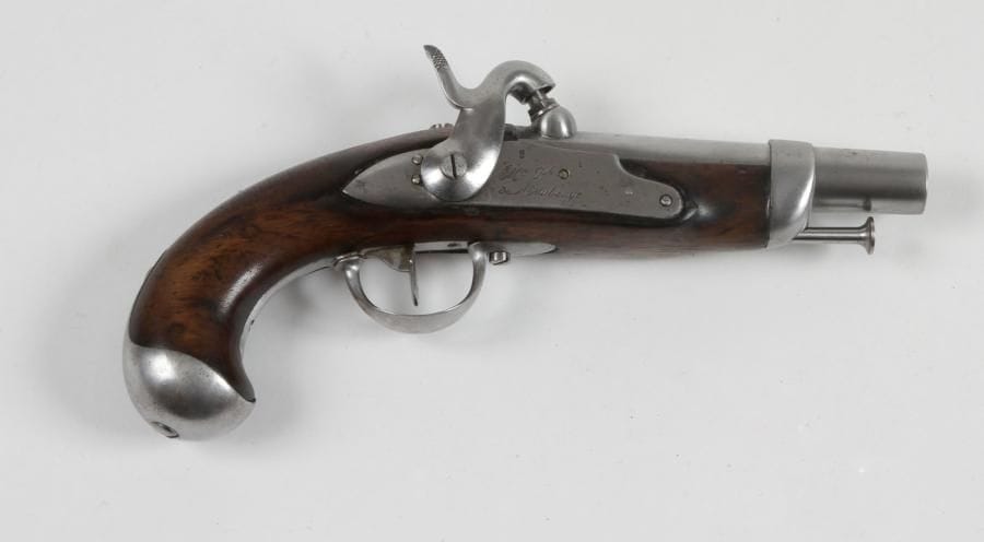 Pistolet de gendarmerie modèle 1822.
Canon rond à méplat au tonnerre, poinçonné «PR» et «MR», frappé «22». Queue de culasse frappée «Mle 1822». Platine gravée «Mre Rle de Maubeuge». Toutes garnitures en fer poinçonné. Crosse en noyer frappée «22».
B.E