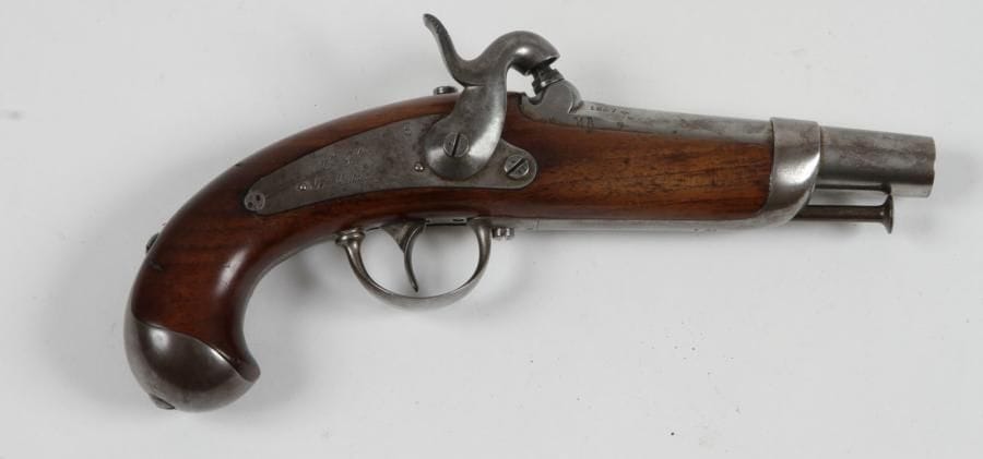 Pistolet de gendarmerie modèle 1842.
Canon rond à pans au tonnerre poinçonné «S» et «M» sous couronne, daté «1847» et frappée «MR». Queue de culasse marquée «Mle 1842». Platine arrière gravée «Mre Rle de Mutzig» et poinçonnée. Toutes garnitures et baguette en fer poinçonné. Crosse en noyer.
B.E