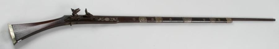 Fusil à silex d'Afrique du Nord dit Moukalah.
Canon à pans. Platine à la Miquelet (accident au grand ressort). Fût à garnitures en laiton argenté et crosse en noyer.
A.B.E. XIXe siècle