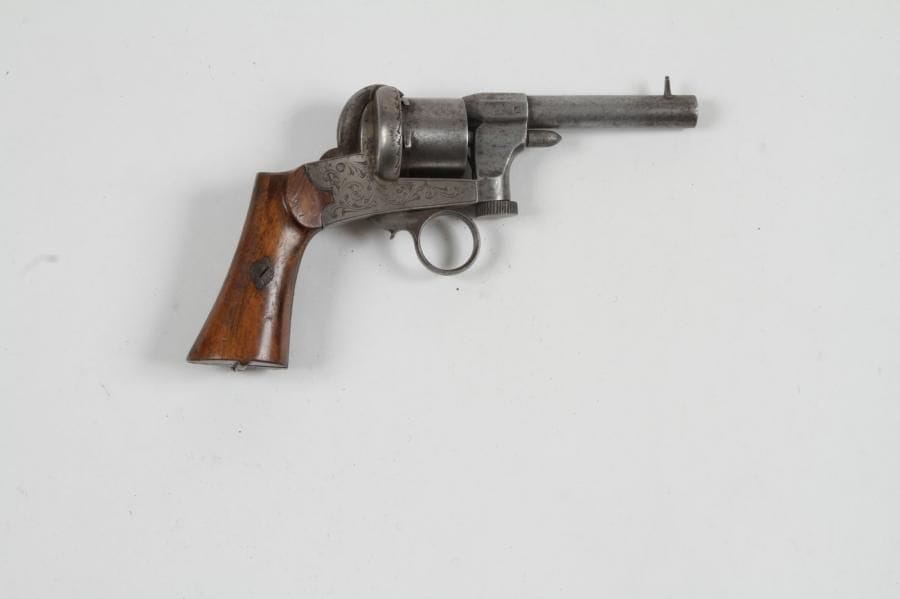 Revolver Mariette à broche, six coups, calibre 7 mm
Canon rond, chien sans crête. Carcasse gravée, détente en anneau. Plaquettes de crosse en noyer.
A.B.E. Vers 1860/1870
