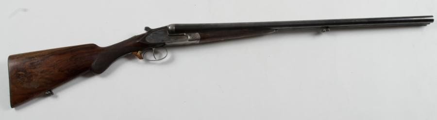 Fusil de chasse à faux-corps «Fusil Aiglon», deux coups, calibre 16-65, éjecteurs.
Canons juxtaposés de 66 cm
Faux-corps jaspés, signés «H. DAMON - MACON BOURG»
Crosse demi-pistolet en noyer quadrillé de 35 cm Dans un étui jambon en cuir.
Catégorie D-1
