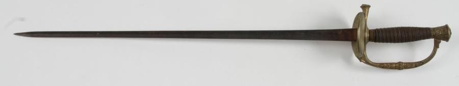 Épave d'épée d'officier.
Monture en bronze aux Armes de France martelées.
Dans l'état. époque Restauration