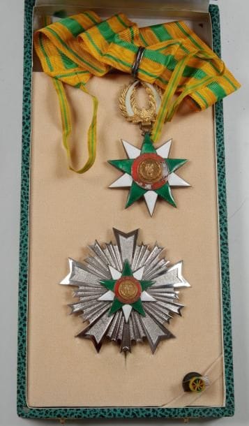 CÔTE D'IVOIRE

ORDRE DU MéRITE IVOIRIEN, institué en 1970.
Ensemble de grand officier comprenant:
- Une étoile de commandeur. Vermeil et émail (éclats). Cravate.
- Plaque. Métal argenté et émail.
Dans son écrin de la maison Chobillon, avec rosette.
T.B.

Provenance: Monsieur Michel GUY, Secrétaire d'état à la Culture de 1974 à 1976