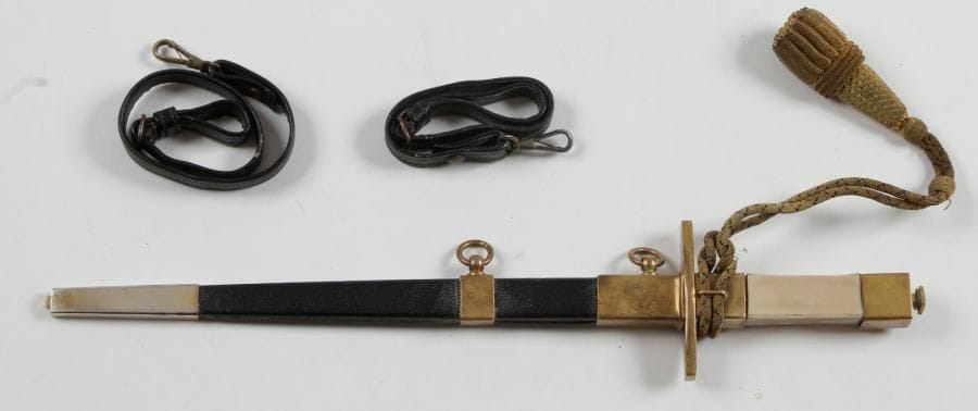 France

Dague d'officier de l'Armée de l'air modèle 1934.
Fusée en matière synthétique. Monture en laiton. Lame de Sabatier jeune à arête médiane. Fourreau en cuir trois garnitures en métal laitonné (usures à une).
Avec sa dragonne en passementerie or et noir.
Dans sa boîte des Ets Beraudy avec suspentes en cuir.
A.B.E