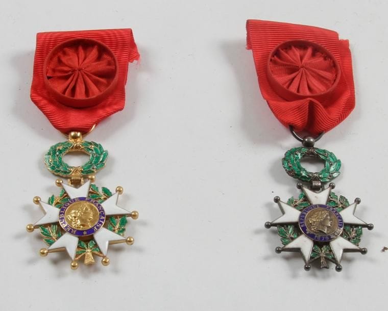 France

ORDRE DE LA Légion D'HONNEUR, institué en 1802.
Deux étoiles d'officier:
- IIIe République. Vermeil et émail (petits éclats). Poinçon de la Monnaie. T.B.
- Ve République. Vermeil et émail. T.T.B.
Rubans à rosette.

Provenance: Monsieur Michel GUY, Secrétaire d'état à la Culture de 1974 à 1976