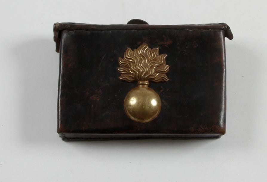 Coffret de giberne de Gendarmerie.
En cuir noir, motif à la Grenade en laiton. Cachet à l'encre «Franck Aubervilliers».
B.E. IIIe République