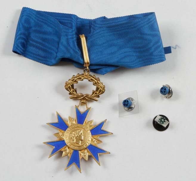 France

ORDRE NATIONAL DU MÉRITE, institué en 1963.
Étoile de commandeur.
Vermeil et émail (petits éclats).
Cravate.
On y joint trois rosettes dont deux de commandeur de l'Ordre.
T.T.B.

Provenance: Monsieur Michel GUY, Secrétaire d'état à la Culture de 1974 à 1976