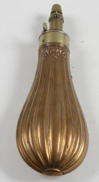 Poire à poudre.
Corps en cuivre à cannelures. Bec en laiton à double trappe.
B.E. Fin XIXe siècle. Anneaux de suspension supprimés pour le port dans la poche