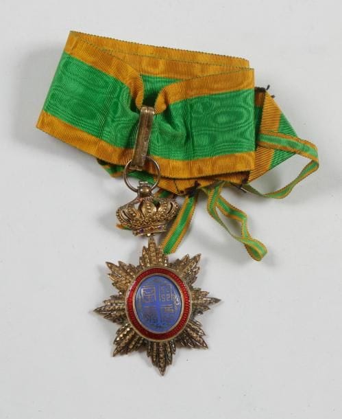 ANNAM
ORDRE DU DRAGON D'ANNAM, fondé en 1864.
Étoile d'officier montée en commandeur.
Vermeil et émail. Cravate.
H.: 8,7 cm
Poinçons d'argent et d'orfèvre.
T.T.B