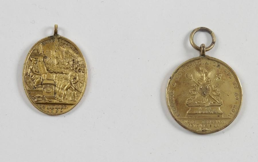 France

PACTE FéDéRATIF
Deux médailles:
- Médaille ovale du 14 juillet 1790. Revers marqué «NOUS JURONS DE MAINTENIR DE TOUT NOTRE POUVOIR LA CONSTITUTION DU ROIAUME».
3,4 cm x 2,6 cm
- Médaille ronde du 9 mai 1790, Orléans. Avers aux Armes de France. Revers au profil du Roi marqué «AU RESTAURATEUR DE LA LIBERTE FRANCOISE»
Diam.: 3,4 cm
Bronze doré.
B.E