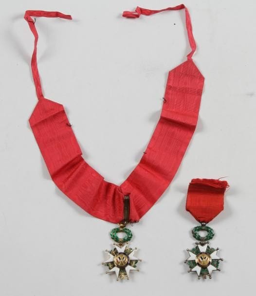 France

ORDRE DE LA Légion D'HONNEUR, institué en 1802.
Deux étoiles d'époque IIIe République:
- Une de chevalier. Argent, vermeil et émail (petit éclat). Ruban. T.B.
- Une d'officier montée en commandeur. Or et émail (éclats). Cravate. Poinçon tête d'aigle. B