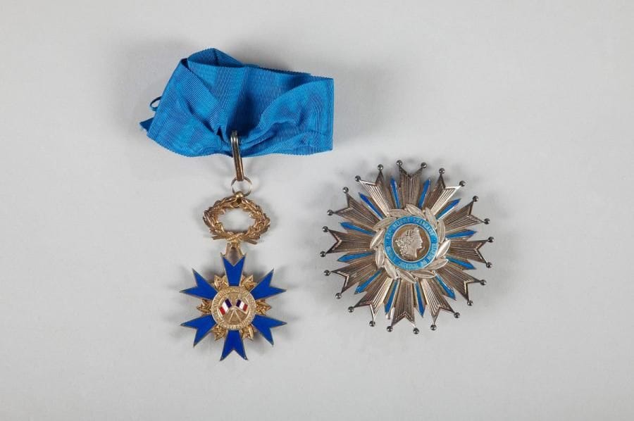 France

ORDRE NATIONAL DU MéRITE, institué en 1963.
Ensemble de grand officier comprenant:
- Une étoile de commandeur. Vermeil et émail (petits éclats à deux pointes). Cravate. Poinçon au crabe.
- Plaque. Argent et émail. Poinçon d'argent et d'orfèvre Arthus Bertrand.
Diam.: 9 cm
- Brevet. Dans son étui.
T.T.B.

Provenance: Henri GOUHIER, universitaire, membre de l'Académie française.
Critique, historien et philosophe, il était Commandeur de la Légion d'honneur, Grand officier de l'ordre national du Mérite et Commandeur des Arts et des Lettres