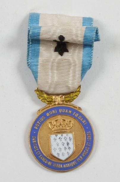 France

Médaille des sauveteurs hospitaliers bretons.
En bronze doré et émail. Ruban brodé de l'hermine bretonne.
H.: 3,5 cm
Dans son écrin marqué «HOSPITALIERS- SAUVETEURS BRETONS».
T.T.B