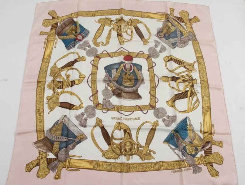 Carré Hermès «Grand uniforme» par Joachim Metz.
Bordure rose.
90 x 90 cm
B.E