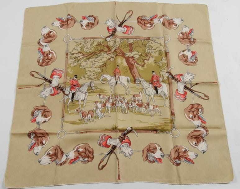 Carré Hermès «Chasse à courre» par H.Crygkar.
Fond beige.
90 x 90 cm
B.E
