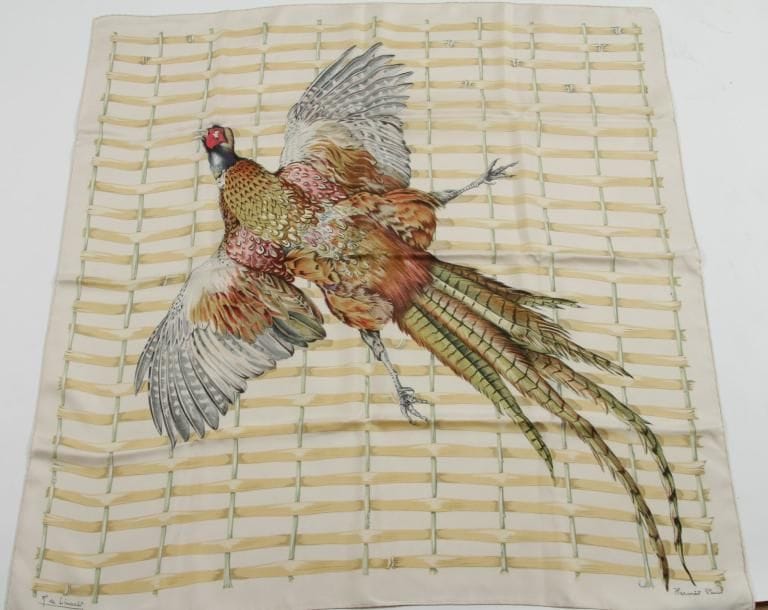 Carré Hermès «Faisan» par Henri de Linarès.
Fond ivoire.
90 x 90 cm
B.E