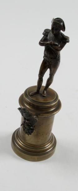 L'Empereur Napoléon Ier en pied.
Figurine en bronze patiné, montée sur une colonne ornée de l'Aigle sur la légion d'honneur.
Époque Retour des Cendres