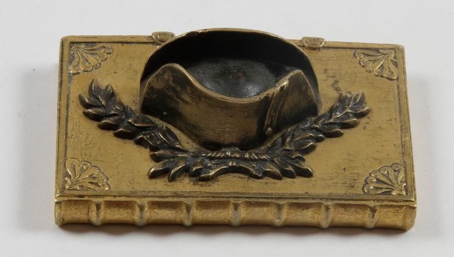 Le célèbre chapeau de l'Empereur Napoléon Ier.
Presse-papier en bronze doré.
B.E. Époque Retour des Cendres