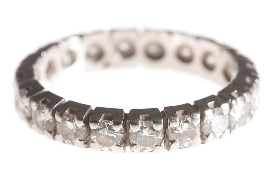 Alliance en platine, sertie de diamants. Poids brut: 4,9 g (choc)