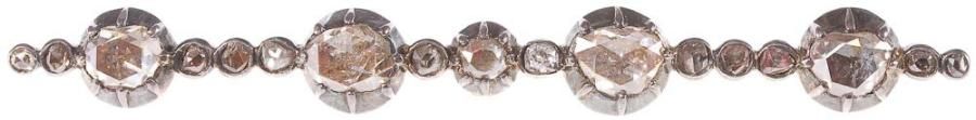 Broche-barrette en argent et en or, sertie à fond de quatre diamants principaux taillés en roses et de roses plus petites. Travail du XIXe siècle. Long.: 8,2 cm Poids brut: 10,4 g (chocs)