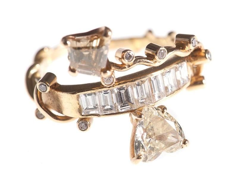 Bague en or jaune asymétrique sertie de diamants calibrés, ornée d'un diamant taillé en coeur champagne et d'un diamant trapézoïdal brun. Poids brut: 5,6 g