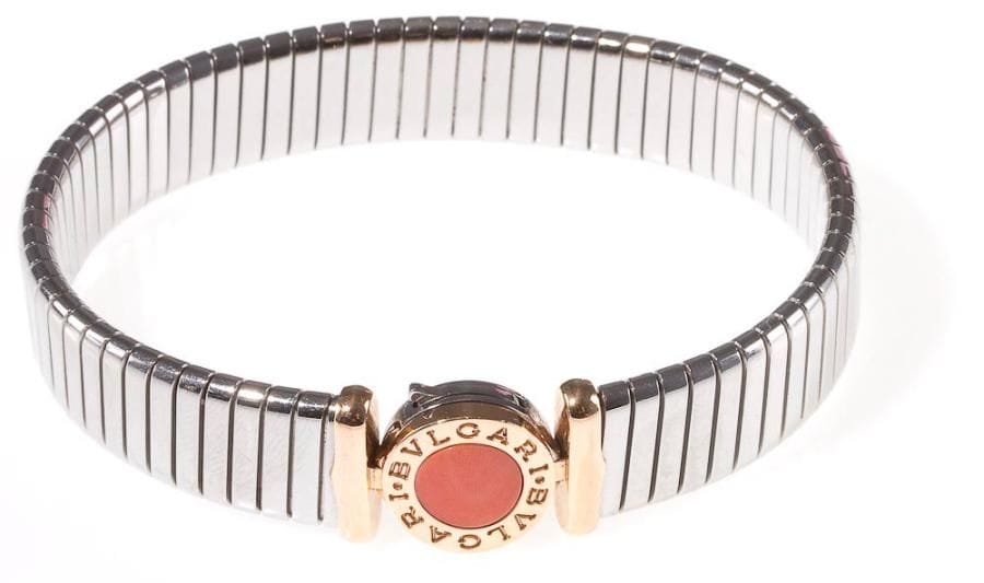 BULGARI
Bracelet tubogas plat en acier, fermoir en or rose souligné de corail. Signé. Poids brut: 32,5 g