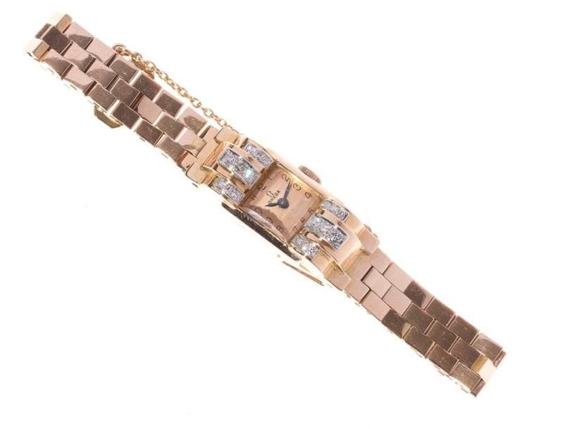 OMEGA
Montre de dame en or rose, cadran carré, fond satiné, index chiffres arabes, les attaches soulignées de diamants, bracelet ruban articulé de maillons rectangulaires, mouvement mécanique. Poids brut: 41,7 g
