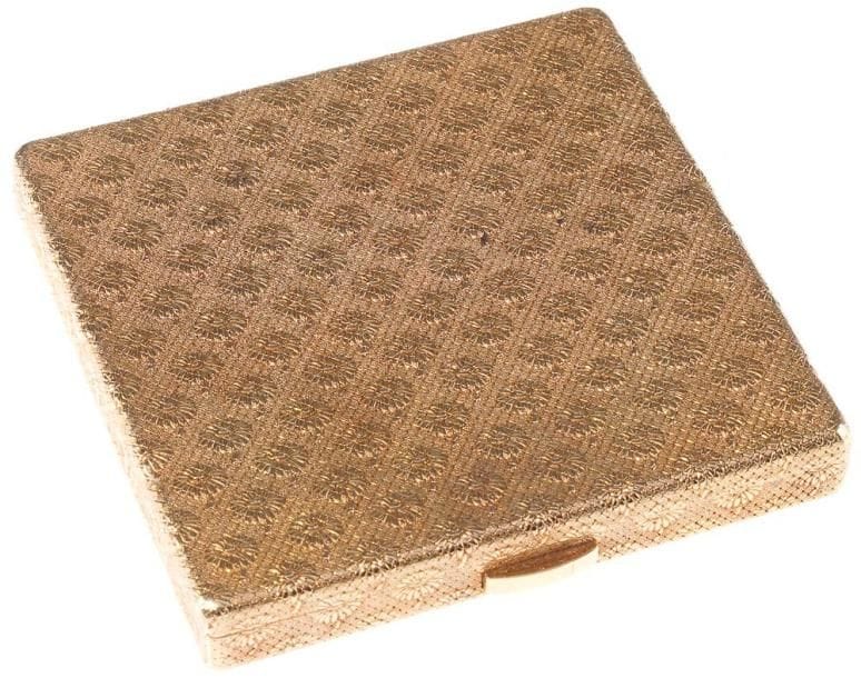 BOUCHERON
Poudrier en or jaune gravé de marguerites sur fond de croisillons, l'intérieur recèle un miroir biseauté. Signé. Dim.: 7,3 x 7,3 x 1 cm Poids brut: 139,2 g