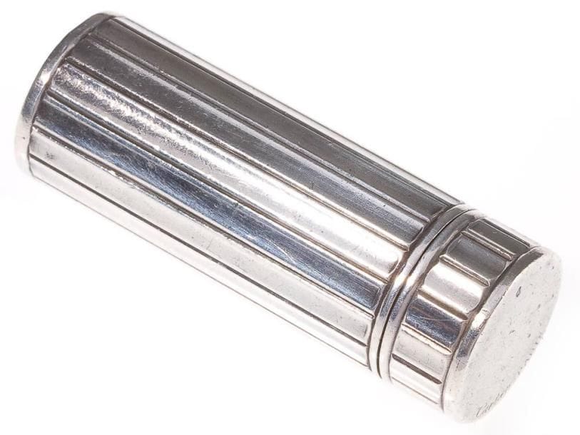 CARTIER
Tube de rouge à lèvres en argent caréné. Signé. Dans son écrin. Haut.: 5 cm Poids brut: 42 g