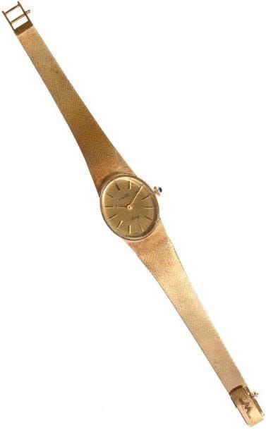 DUWALD
Montre de dame en or jaune, cadran ovale, fond satiné, index bâtons, bracelet ruban en or jaune satiné, mouvement mécanique. Poids brut: 35,8 g (mouvement à réviser)