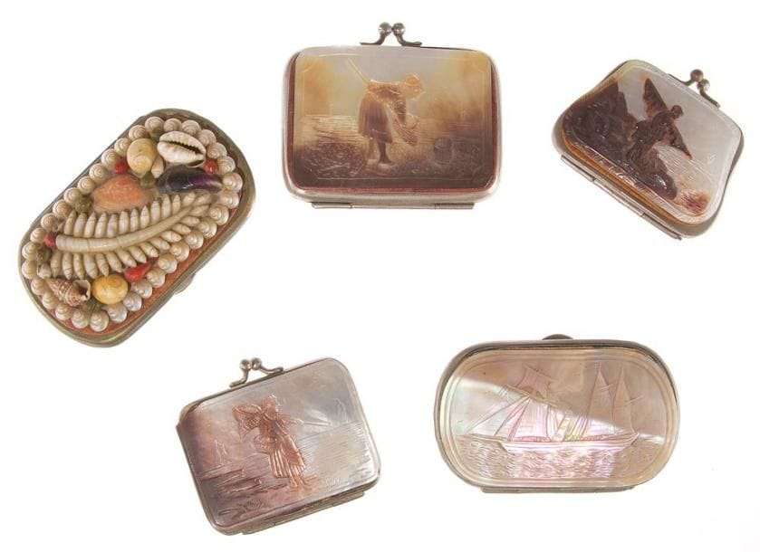 Cinq porte-monnaie en nacre et coquillages au naturel - Souvenirs de bords de mer - Parfait état.France, début du XXe siècle