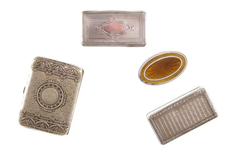 Lot de quatre boîtes dont trois en argent et une en métal.Poinçons minerve et sanglier.Poids: 176,02 g