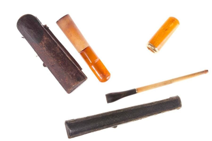 Fume cigarette embout en écaille, bague or et ivoire. Dans son écrin Kirby beard & Co. Début du XXe siècle, Angleterre.On y joint deux embouts de fume cigare en ambre