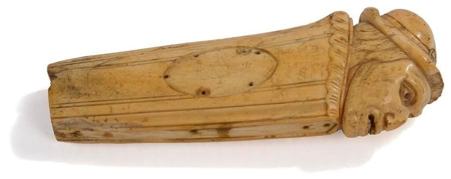 Manche de dague en ivoire figurant une tête d'homme.XVIIIe siècle.Long.: 14 cm(manquent les plaquettes)