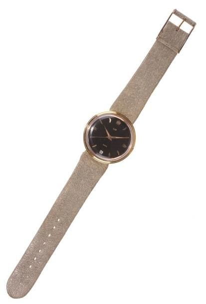 Montre bracelet d'homme en métal doré LIP dato. Cadran noir avec appliques, date à 6H, mécanique, fond de boîte acier, cadran et boîtier en bon état, verre à changer, montre révisée avec facture