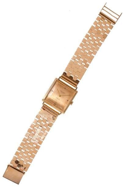 SIGMA-VALMON Genève
Montre bracelet d'homme carrée. Cadran en métal doré, bracelet en or. Poids brut: 53,10 gBon état