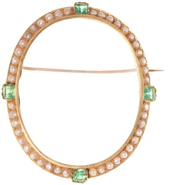 Broche porte-souvenir en or jaune, le bord serti de pierres vertes et perles d'imitation. Haut.: 6,3 cm Poids brut: 25,3 g