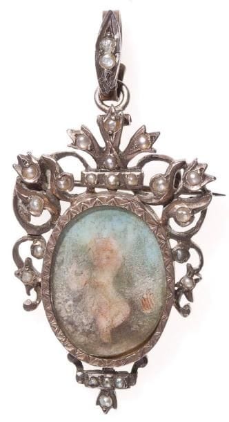 Broche-pendentif en argent agrémenté de perles fantaisie et d'une miniature. Poids brut: 8,9 g
