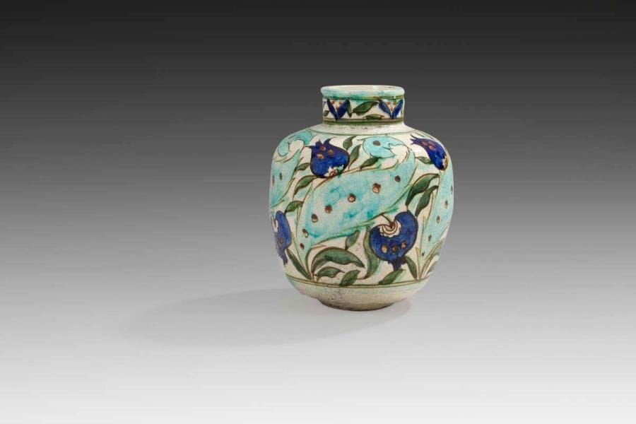 LACHENAL Raoul (1885 -1956)
Vase aux palmes tournoyantes dans le style d'Iznik, début XIXe siècle Vase à panse cylindrique, en faïence fine, à décor peint en polychromie sur fond crème. Décor de frise de palmes bordées de tulipes et de grenades . Signé dans la pâte, à la base Lachenal et sa marque. H.: 23 cm Provenance: vente publique, M° Tajan, 24 juin 1992, N°11. LACHENAL Raoul (1885 -1956), An Izink style pottery vase, early 19th century