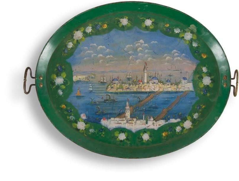 Plateau à vue d'Istanbul, en tôle laquée, Turquie, début XXe siècle Grand plateau ovale muni de deux anses à décor peint en polychromie laqué représentant une vue composite d'Istanbul en réserve sur fond vert à bouquets. Dim.: 50,5 x 63,5 cm A painted tray with a view of Istanbul, Turkey, early 20th century
