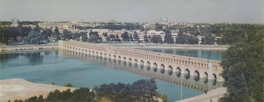 Si-o-sépol, pont d'Ispahan, Iran, 1960-1970 Photographie du pont aux trente arches sur la rivière zayandé-rood d'Ispahan. Dim. à vue: 30,5 x 75,5 cm; avec cadre: 50,5 x 95 cm Si-o-sé pol, Ispahan bridge, Iran, 1960 -1970