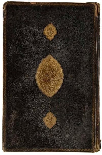 Manuscrit sur la psychologie des femmes, Iran qâjar, texte et peintures signés, situé et daté 1786 Manuscrit, en persan sur papier de cinquante-sept folios, de douze lignes par page, en écriture nasta'liq à l'encre noire et quelques mots en rouge. Enluminé d'un frontispice, unwan, orné de rinceaux floraux, surmontés d'une arcature polylobée. Manuel à l'attention des hommes pour améliorer leurs relations avec les femmes, illustré de deux peintures de jeunes femmes dans un paysage, signées et datées: pour la première, en haut à gauche, Mohammad Sad'eq (ya Sad'eq al Vâd) 1200H. / 1785 et pour la seconde, au milieu, Nasr'Ali 12... H.. Le texte se termine par" le texte finit en 901H. / 1495". Le colophon est dédié à"Mohammad Hussain Khan Qara Guzlu par Ali Asgar Falir 1201 H. / 1786", situé"Dar al-Saltani Esfahan". Reliure en cuir noir à décor estampé et doré d'une mandorle et deux pendentifs ornés de rinceaux fleuris animés d'oiseaux. Dim. reliure: 22 x 13,5 cm État: nombreux emplacements pour des illustrations vierges. Provenance: collection marseillaise 1954. A manuscript about women, Qajar Iran, signed, and dated 1786