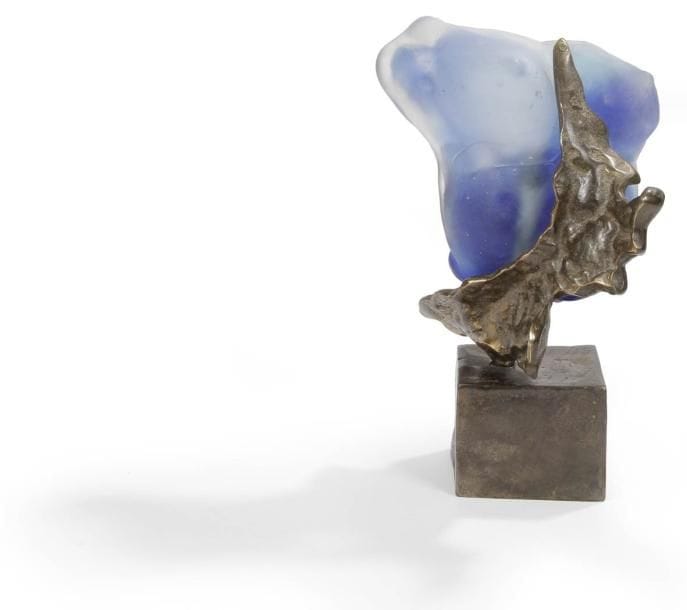 Yves LOHE (Né en 1947)
Buste de femme Sculpture en bronze et verre coloré. Signée sur la socle et au dos du verre. Hauteur: 22 cm