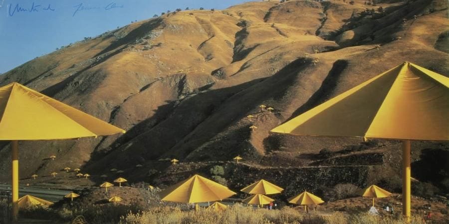 Christo Javacheff, dit CHRISTO (né en 1935)
The Umbrellas, Japon USA, Californie, 1984-1991 Affiche originale. Signée Christo et Jeanne-Claude en haut à gauche. Photo Wolfgang Wolz. 50 x 99 cm