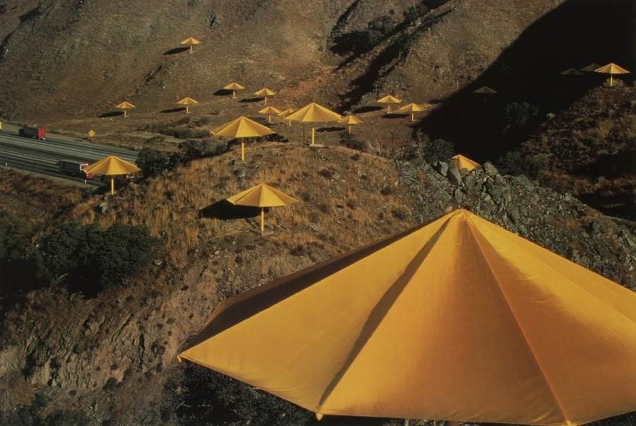 Christo Javacheff, dit CHRISTO (né en 1935)
The Umbrellas Japon-USA, Californie, 1984-1991 Affiche originale. Signée en haut à gauche. Photo Wolfgang Wolz. 64 x 95 cm